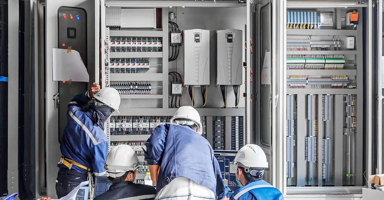 Fusibles Rapidplus SQB para semiconductores. En el ámbito de la electrónica de potencia, proteger los dispositivos semiconductores es fundamental. Estos componentes, esenciales en sistemas como inversores, SAI (UPS) y variadores de velocidad, son extremadamente sensibles a las sobrecorrientes y los cortocircuitos.